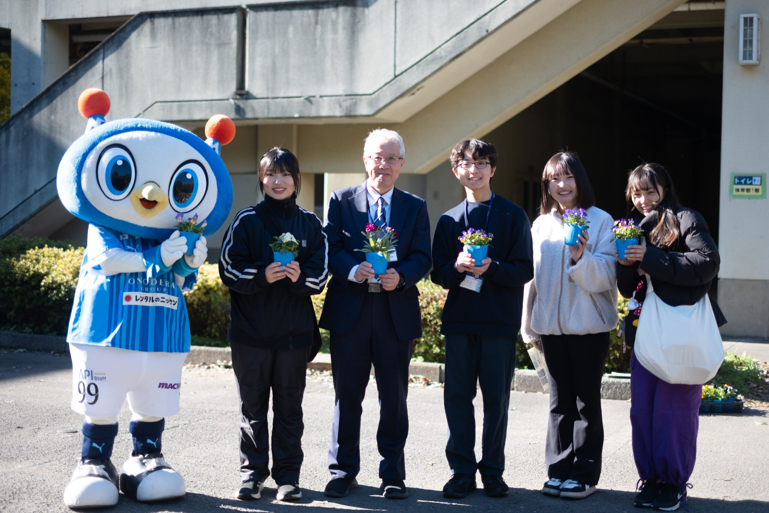 横浜FCクラブマスコットのフリ丸と花を手に記念撮影も